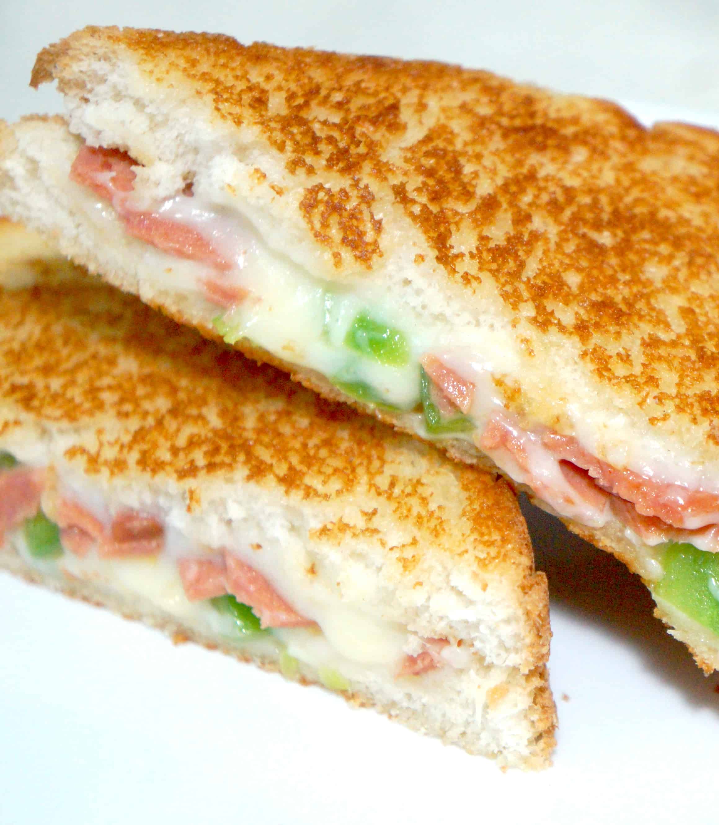 These Pepperoni Pizza Grilled Cheese Sandwiches are the perfect easy lunch recipe.