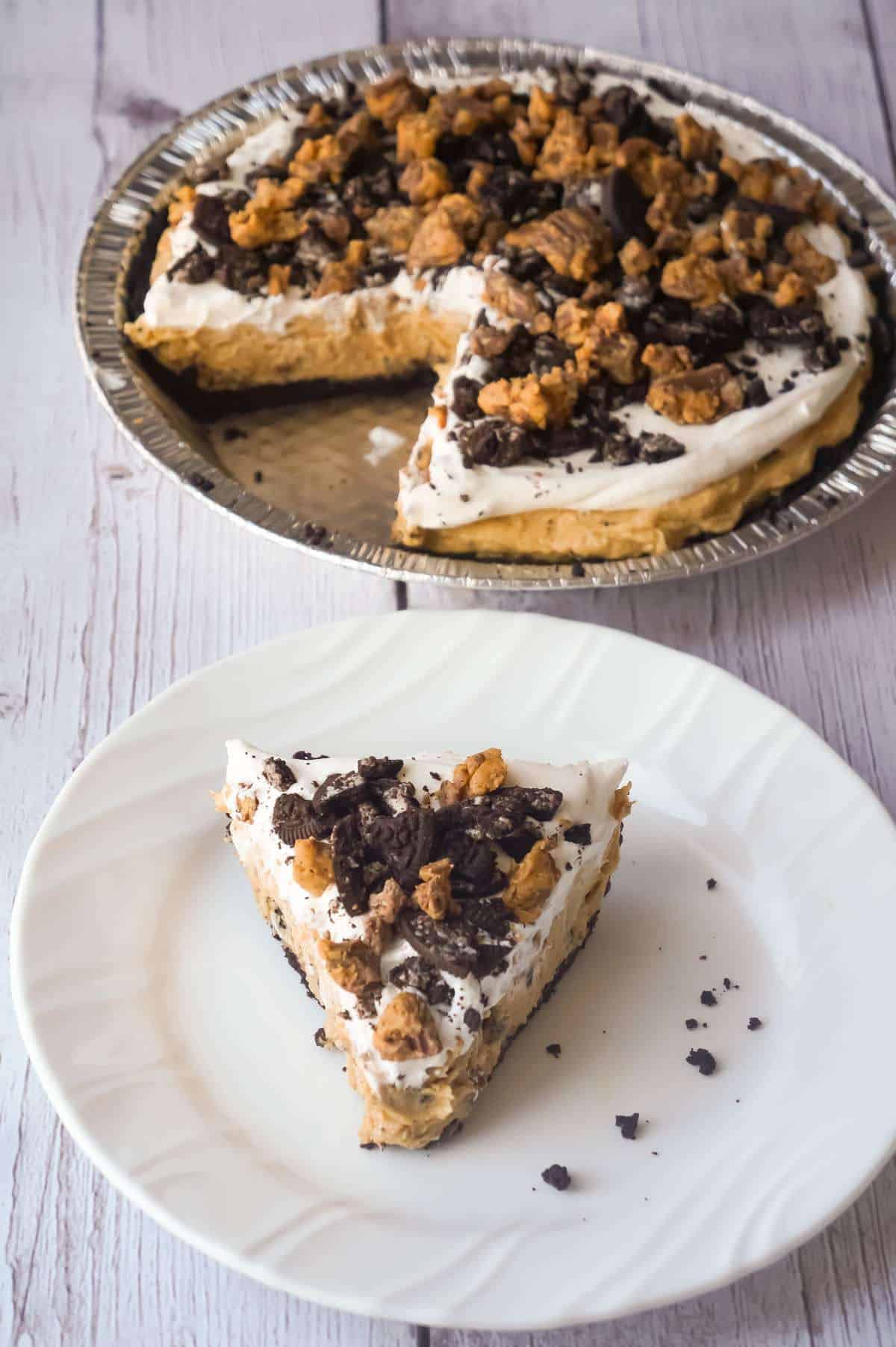 No Bake Oreo Peanut Butter Cup Cheesecake is a quick and easy dessert recipe perfect for any occasion. An Oreo cookie pie crust is filled with a delicious peanut butter and cream cheese mixture loaded with pieces of Reese's Peanut Butter Cups and Oreo cookies. This chocolate peanut butter dessert is perfect for summer.