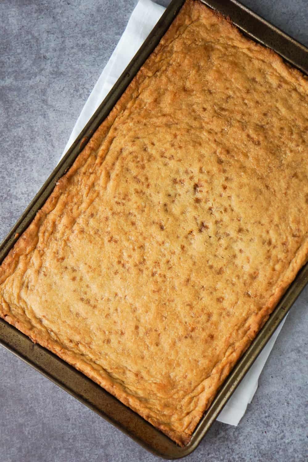 Pumpkin Spice Pudding Sugar Cookie Bars are an easy fall dessert recipe. These simple sugar cookie bars are made with Betty Crocker sugar cookie mix, pumpkin pie spice and toffee bits.