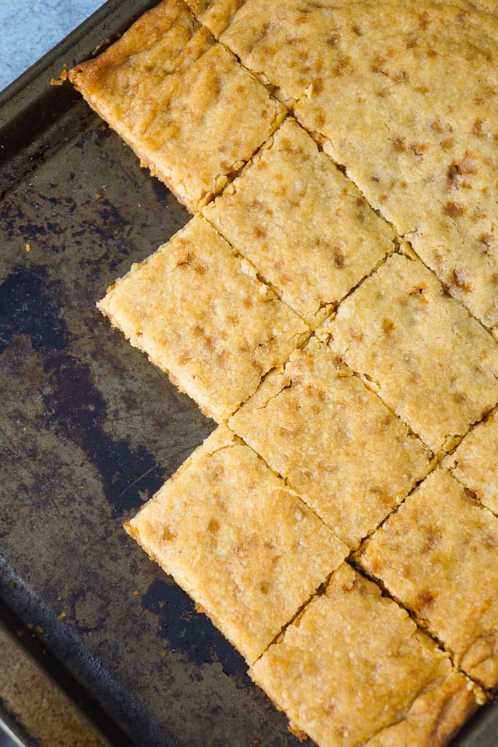 Pumpkin Spice Pudding Sugar Cookie Bars are an easy fall dessert recipe. These simple sugar cookie bars are made with Betty Crocker sugar cookie mix, pumpkin pie spice and toffee bits.