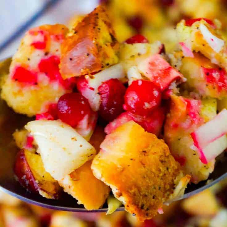 Cranberry Apple Thanksgiving Stuffing is an easy holiday side dish recipe. This baked stuffing is made with everything bagels and loaded with cranberries and diced apples.