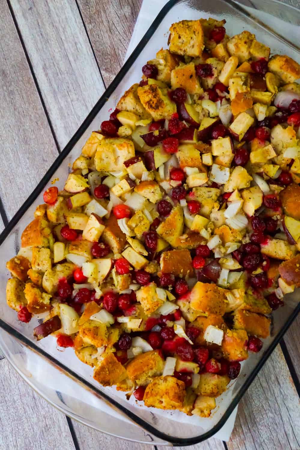 Cranberry Apple Thanksgiving Stuffing is an easy holiday side dish recipe. This baked stuffing is made with everything bagels and loaded with cranberries and diced apples.