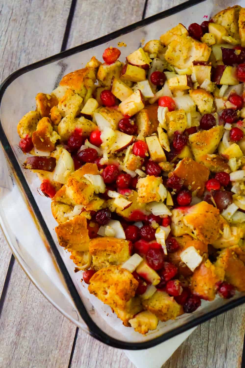 Cranberry Apple Thanksgiving Stuffing is an easy holiday side dish recipe. This baked stuffing is made with everything bagels and loaded with cranberries and diced apples.