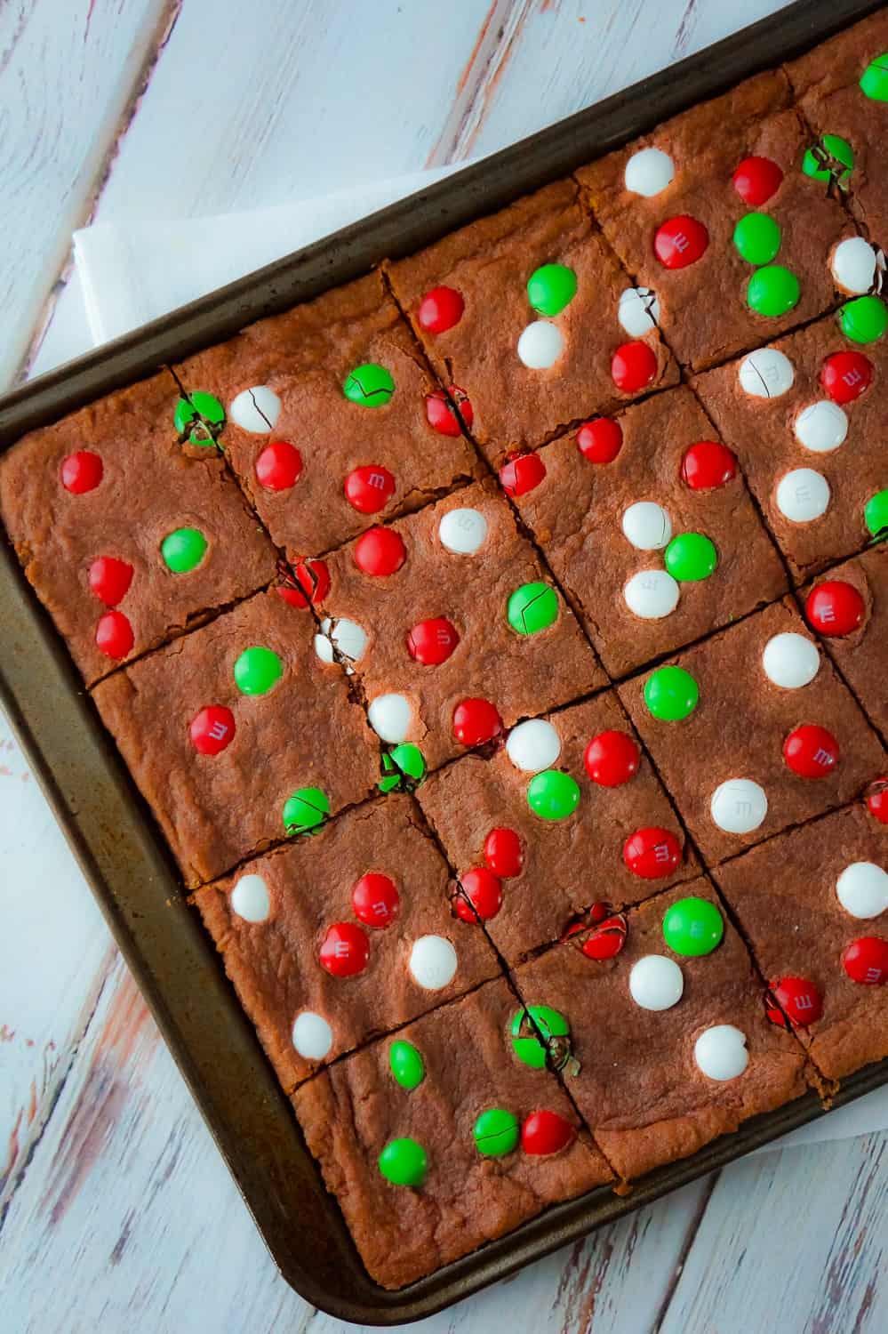 Mint Chocolate Sugar Cookie Bars are an easy Christmas cookie recipe using instant chocolate pudding mix. These chocolate sugar cookies are loaded with mint flavoured Christmas M&Ms.