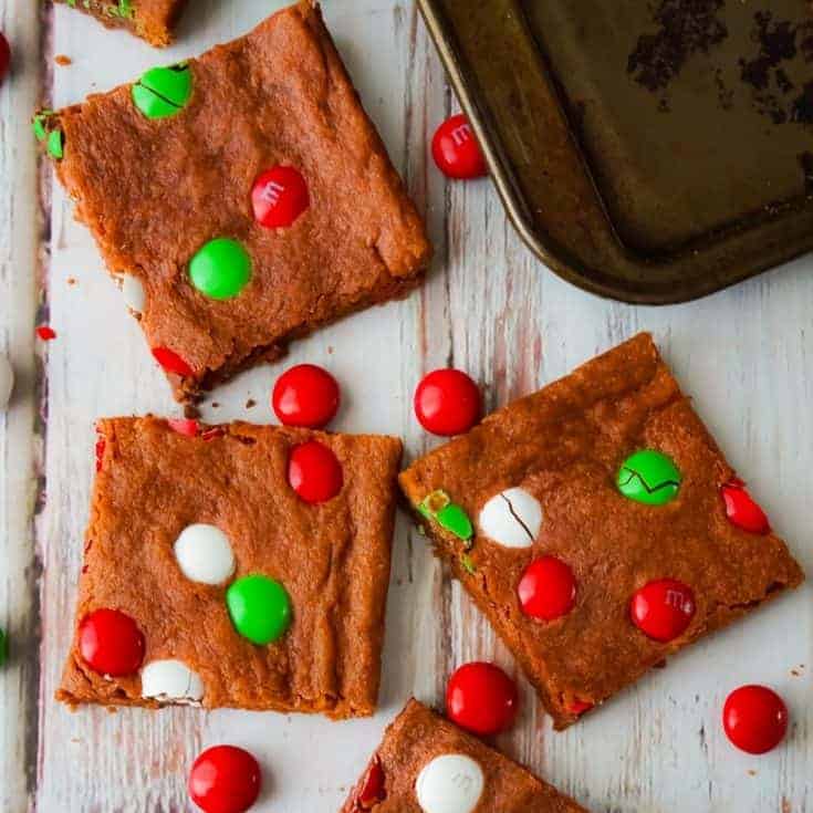 Mint Chocolate Sugar Cookie Bars are an easy Christmas cookie recipe using instant chocolate pudding mix. These chocolate sugar cookies are loaded with mint flavoured Christmas M&Ms.