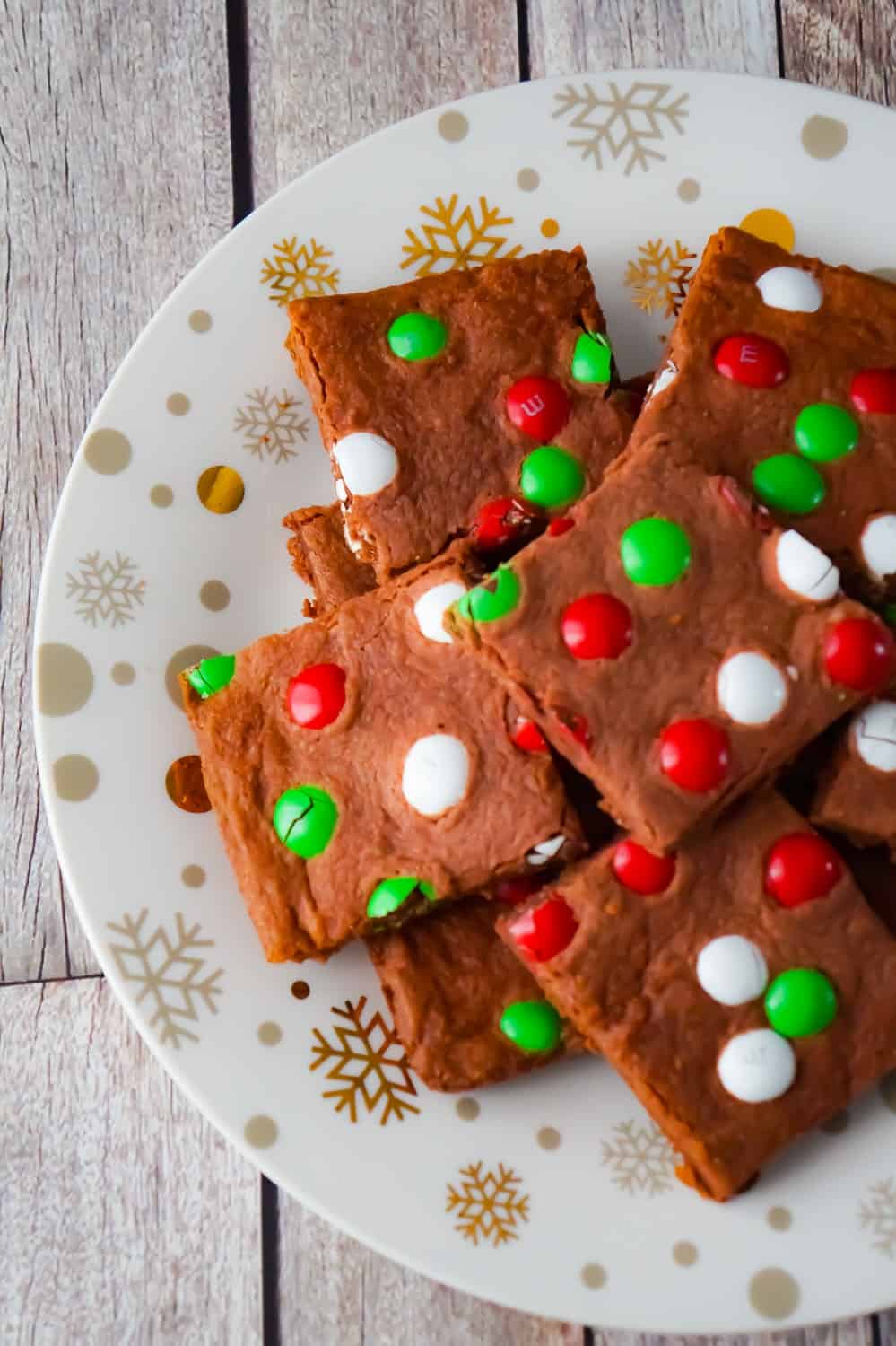 Mint Chocolate Sugar Cookie Bars are an easy Christmas cookie recipe using instant chocolate pudding mix. These chocolate sugar cookies are loaded with mint flavoured Christmas M&Ms.