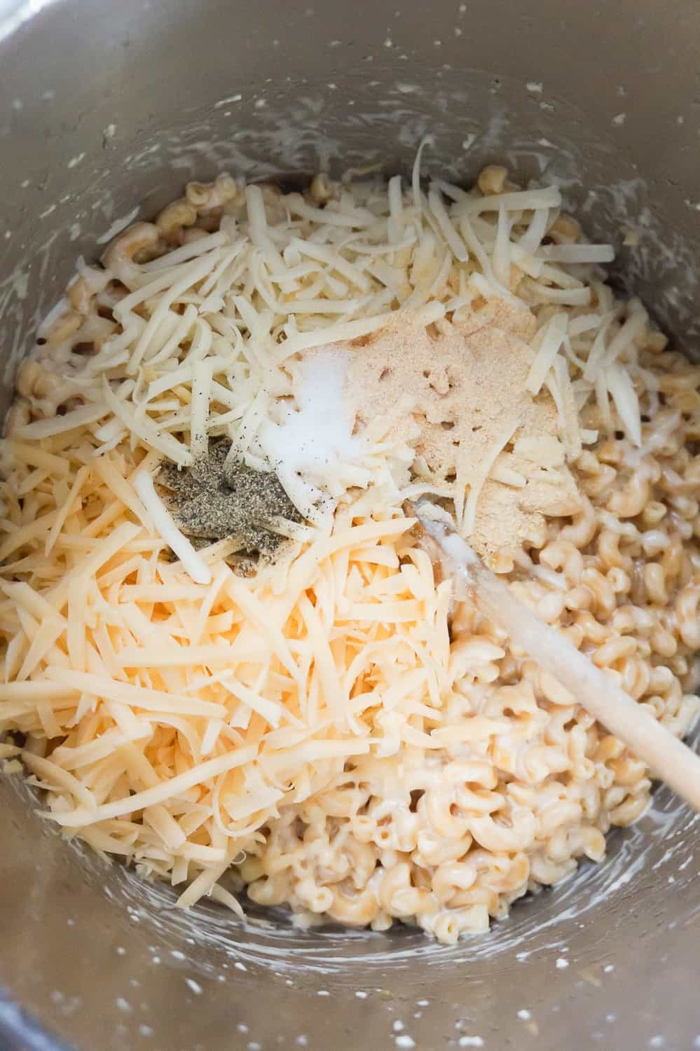 shredded mozzarella, shredded Gouda on top of macaroni in an Instant Pot