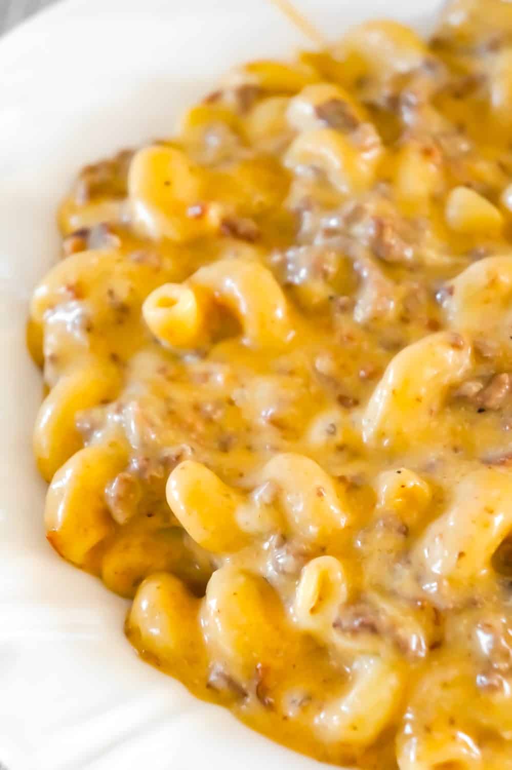 Instant Pot Bacon Cheeseburger Pasta is an easy ground beef dinner recipe packed with flavour. This cheesy pasta is super creamy and loaded with ground beef and real bacon bits.