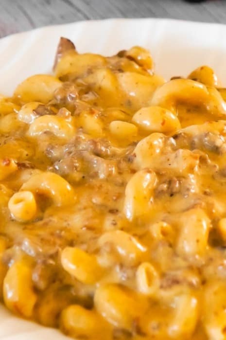 Instant Pot Bacon Cheeseburger Pasta is an easy ground beef dinner recipe packed with flavour. This cheesy pasta is super creamy and loaded with ground beef and real bacon bits.