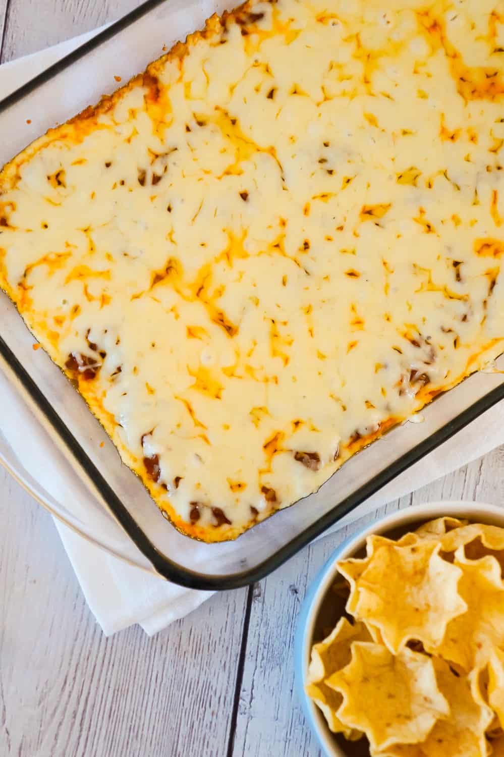 Sloppy Joe Dip is a delicious party dip recipe loaded with ground beef and dripping with melted cheese. This dip, with all the flavours of the classic sloppy joe, is perfect for dipping chips and crackers.