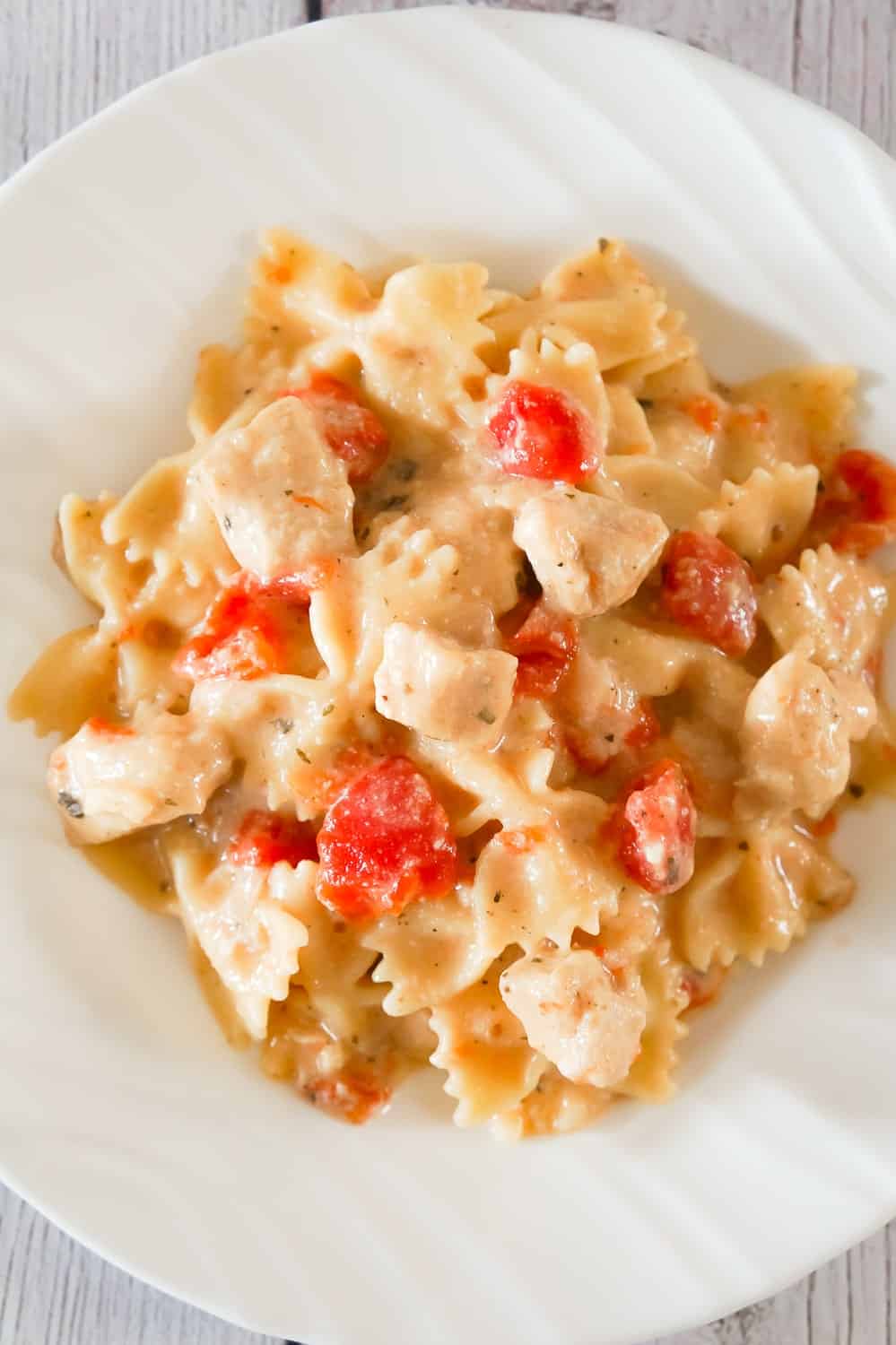 Instant Pot Bruschetta Chicken Pasta is an easy dinner recipe packed with flavour.This easy bow tie pasta recipe is loaded with chicken breast, diced tomatoes, basil pesto and Parmesan cheese.