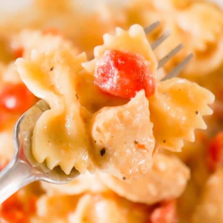 Instant Pot Bruschetta Chicken Pasta is an easy dinner recipe packed with flavour.This easy bow tie pasta recipe is loaded with chicken breast, diced tomatoes, basil pesto and Parmesan cheese.