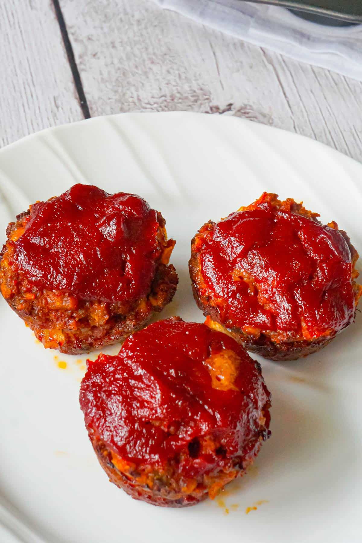 Meatloaf Muffins are a simple and delicious mini meatloaf recipe made with ground beef, Lipton onion soup mix, Ritz crackers and Heinz chili sauce.