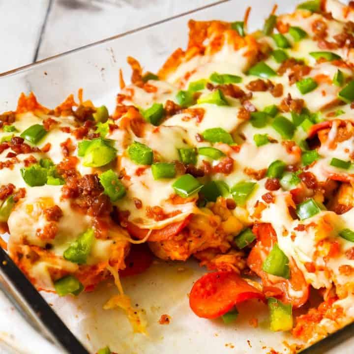 Pizza Bagel Casserole is an easy dinner recipe the whole family will love.This everything bagel casserole is loaded with pepperoni, pizza sauce, green peppers, bacon and cheese.