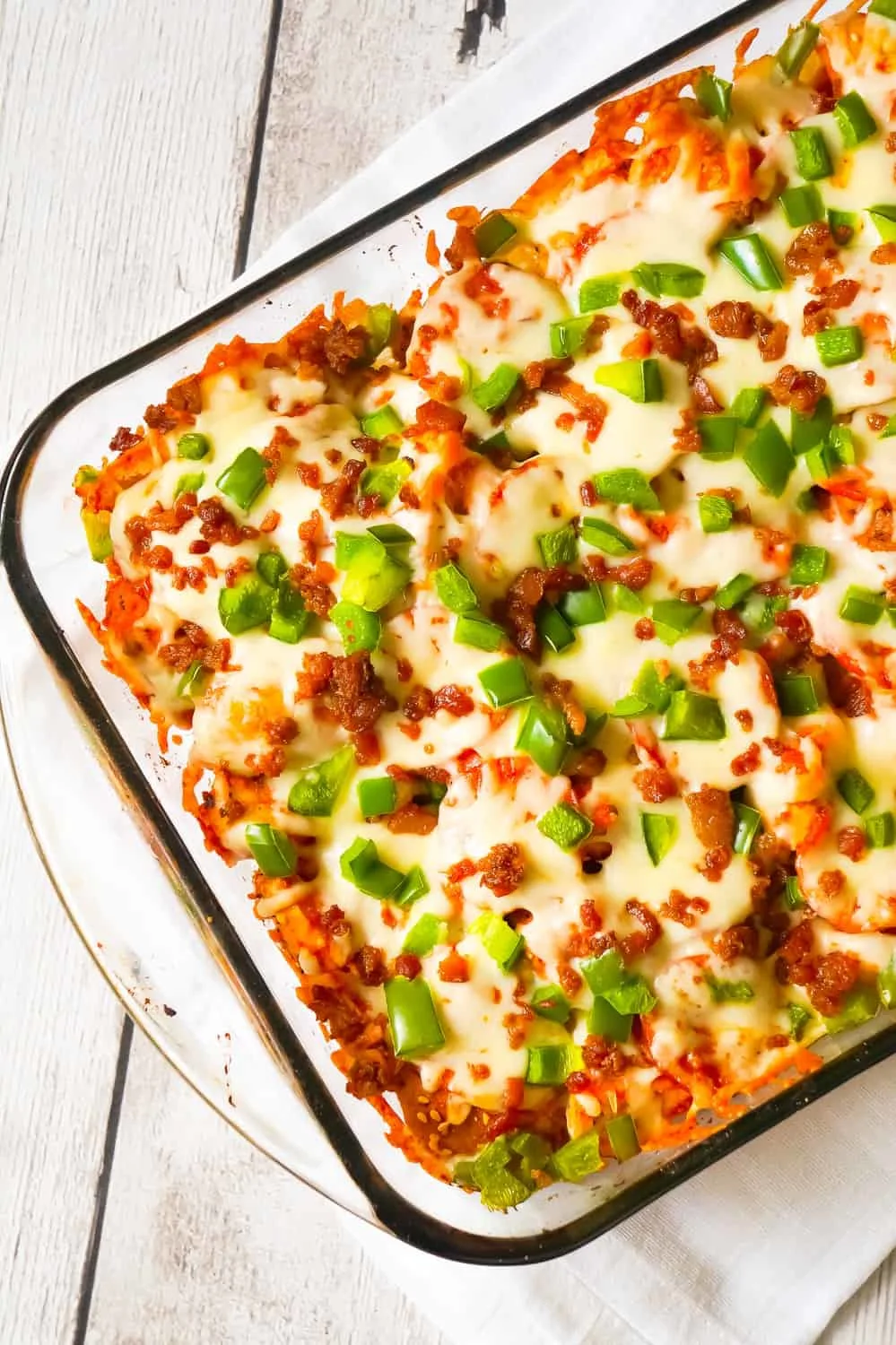 Pizza Bagel Casserole is an easy dinner recipe the whole family will love.This everything bagel casserole is loaded with pepperoni, pizza sauce, green peppers, bacon and cheese.