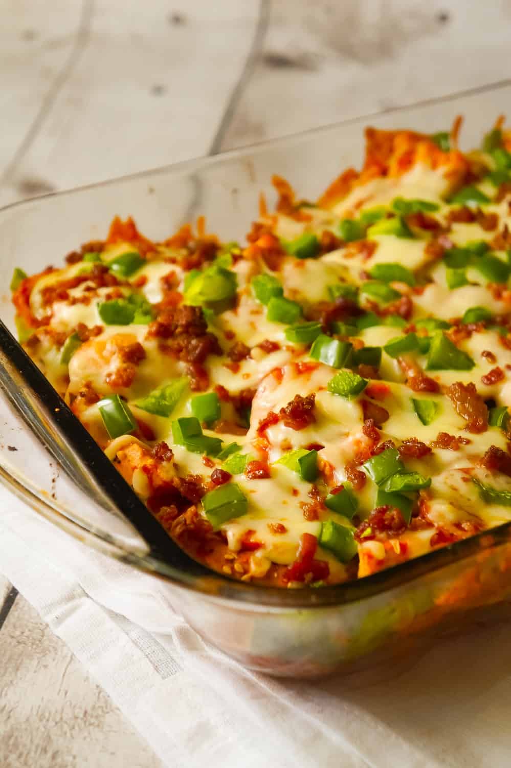 Pizza Bagel Casserole is an easy dinner recipe the whole family will love.This everything bagel casserole is loaded with pepperoni, pizza sauce, green peppers, bacon and cheese.