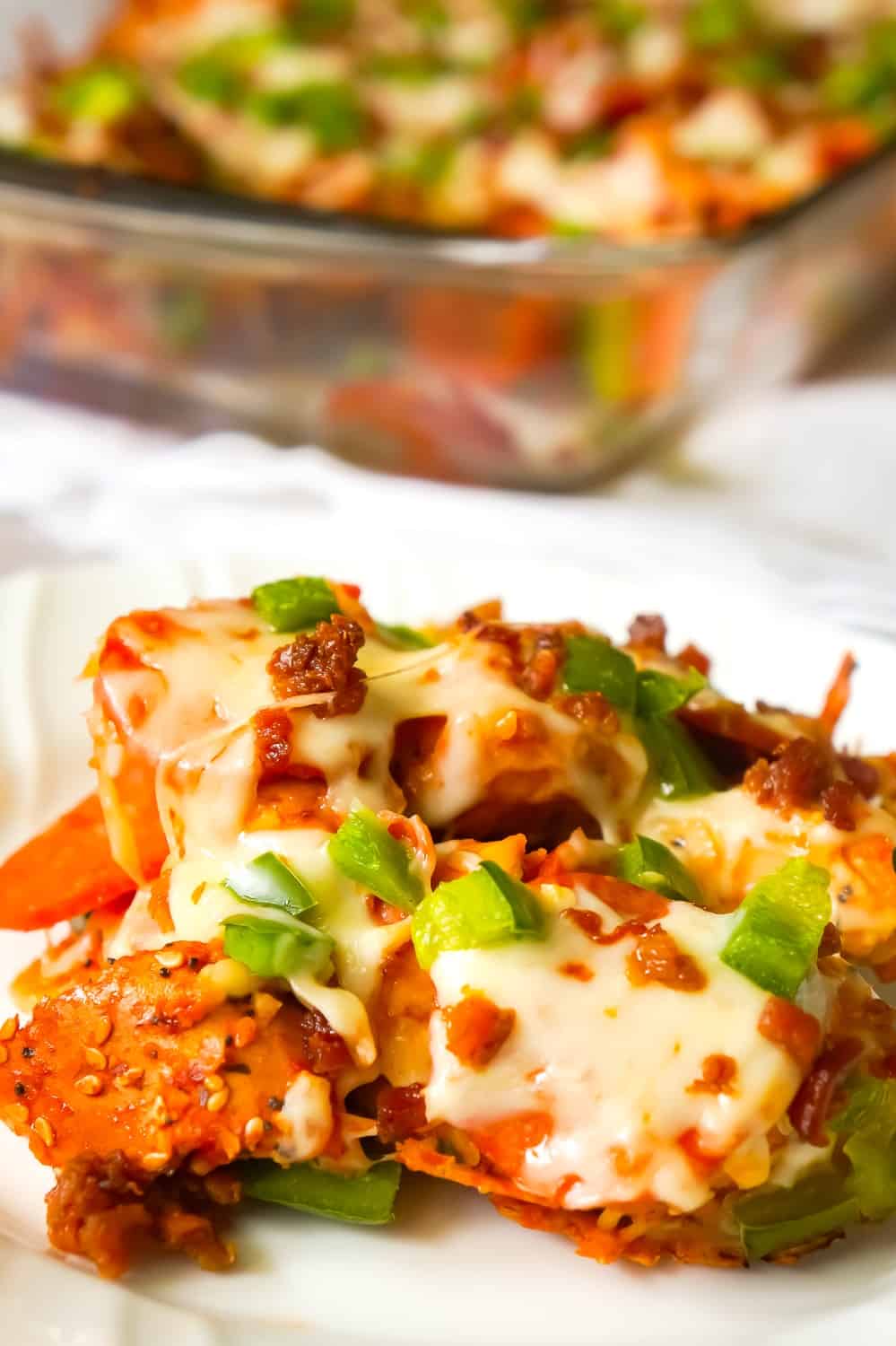 Pizza Bagel Casserole is an easy dinner recipe the whole family will love.This everything bagel casserole is loaded with pepperoni, pizza sauce, green peppers, bacon and cheese.