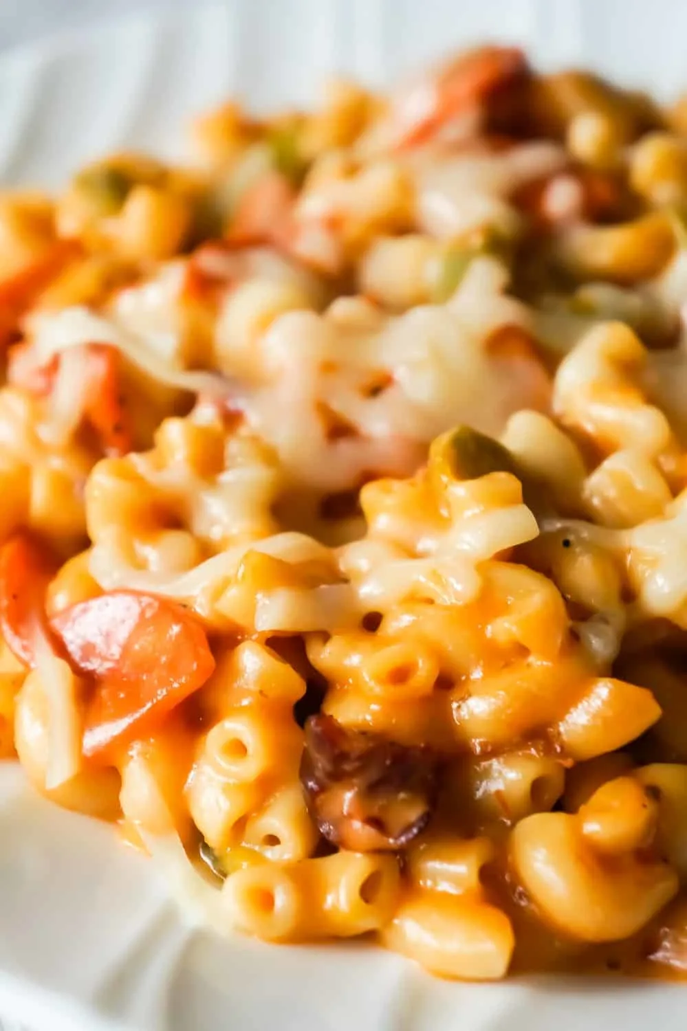 Instant Pot Pizza Mac and Cheese is a delicious pressure cooker pasta recipe loaded with pepperoni, green peppers, crumbled bacon and mozzarella cheese.