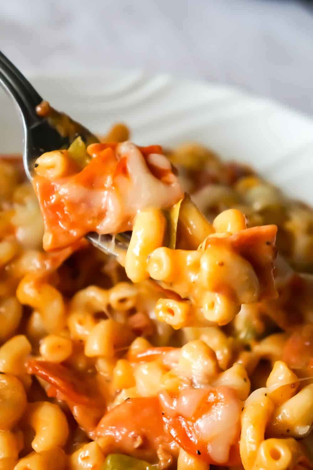 Instant Pot Pizza Mac and Cheese is a delicious pressure cooker pasta recipe loaded with pepperoni, green peppers, crumbled bacon and mozzarella cheese.