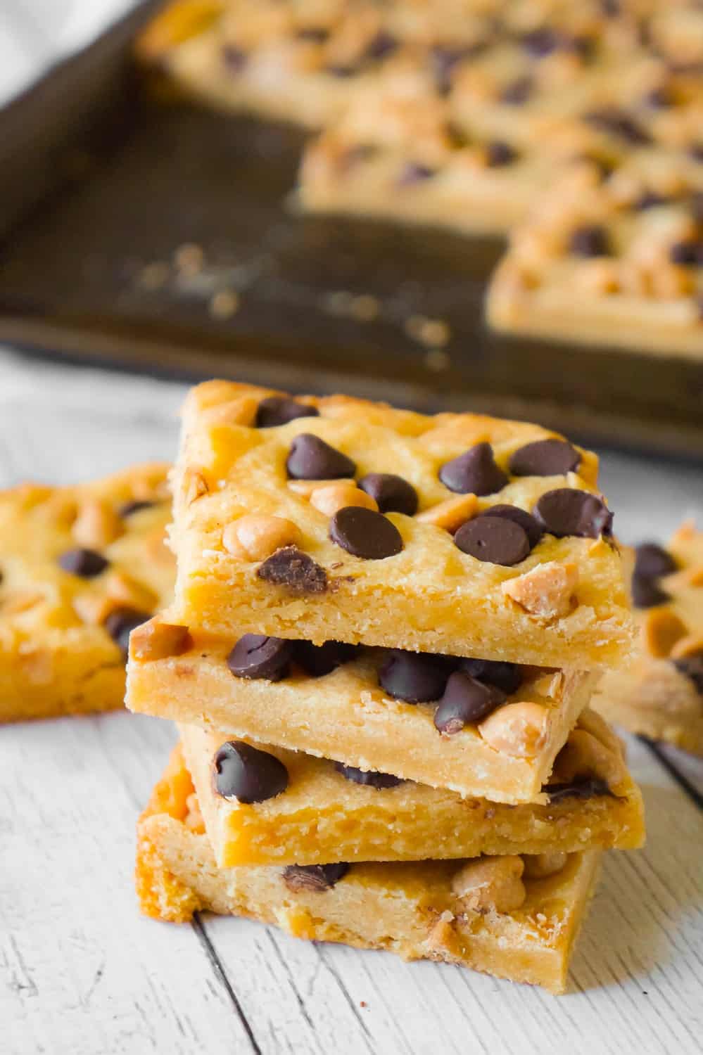 Peanut Butter Banana Pudding Sugar Cookie Bars are an easy dessert recipe using Betty Crocker sugar cookie mix, banana instant pudding mix, Reese's peanut butter baking chips and semi sweet chocolate chips.