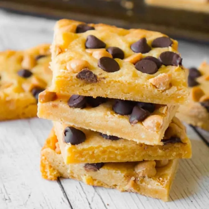 Peanut Butter Banana Pudding Sugar Cookie Bars are an easy dessert recipe using Betty Crocker sugar cookie mix, banana instant pudding mix, Reese's peanut butter baking chips and semi sweet chocolate chips.