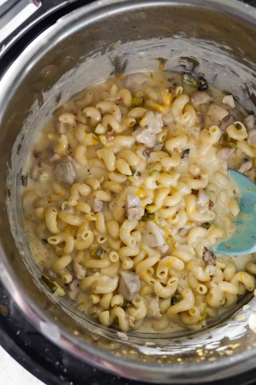 Instant Pot Cheesy Dill Pickle Chicken Pasta is an easy pressure cooker pasta recipe loaded with chunks of chicken, chopped dill pickle, crumbled bacon, cheddar, mozzarella and ranch dressing.