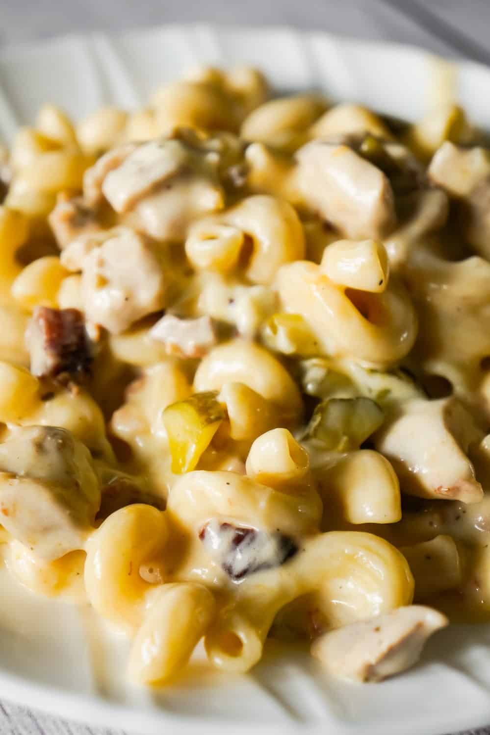 Instant Pot Cheesy Dill Pickle Chicken Pasta is an easy pressure cooker pasta recipe loaded with chunks of chicken, chopped dill pickle, crumbled bacon, cheddar, mozzarella and ranch dressing.