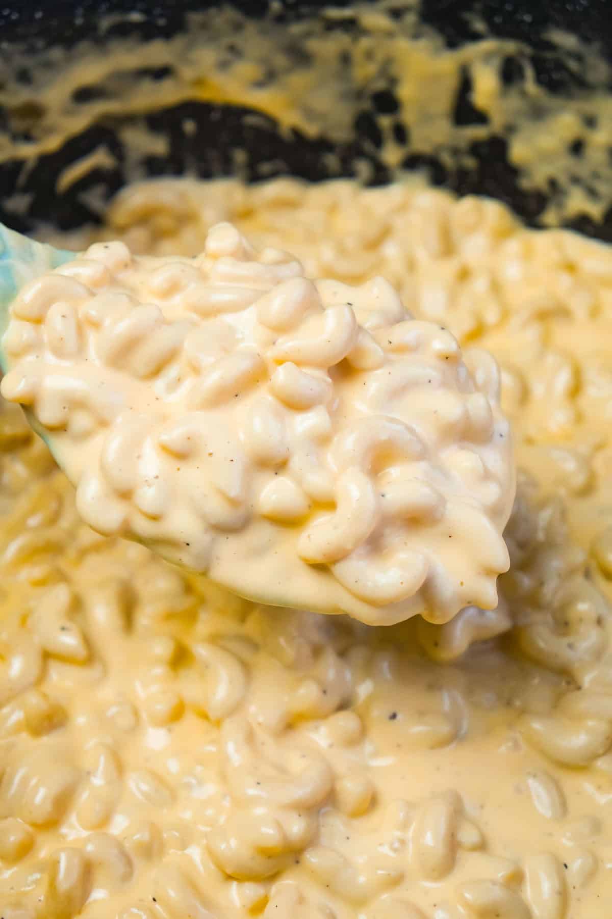 Creamy Stovetop Mac and Cheese is an easy and delicious homemade macaroni and cheese recipe made with cheddar cheese soup, heavy cream, mozzarella and cheddar cheese.