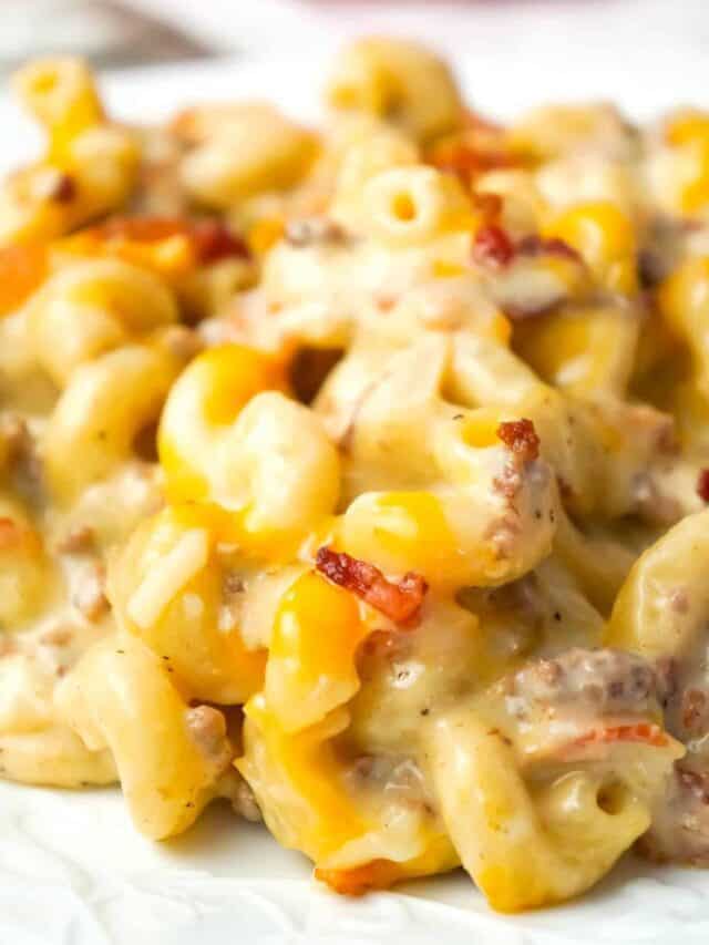 One Pot Bacon Cheeseburger Pasta is a creamy pasta recipe loaded with ground beef, crumbled bacon, mozzarella and cheddar cheese.