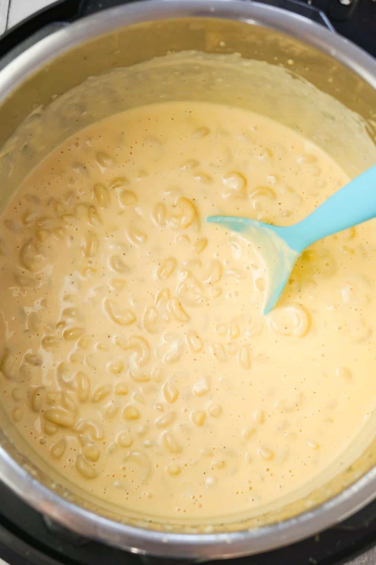 Instant Pot Extra Creamy Mac and Cheese is a simple and delicious pressure cooker pasta recipe made with cheddar cheese soup, heavy cream, mozzarella and cheddar cheese.