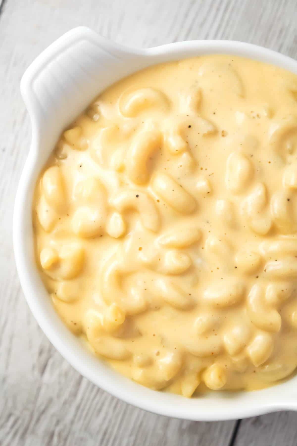 Instant Pot Extra Creamy Mac and Cheese is a simple and delicious pressure cooker pasta recipe made with cheddar cheese soup, heavy cream, mozzarella and cheddar cheese.