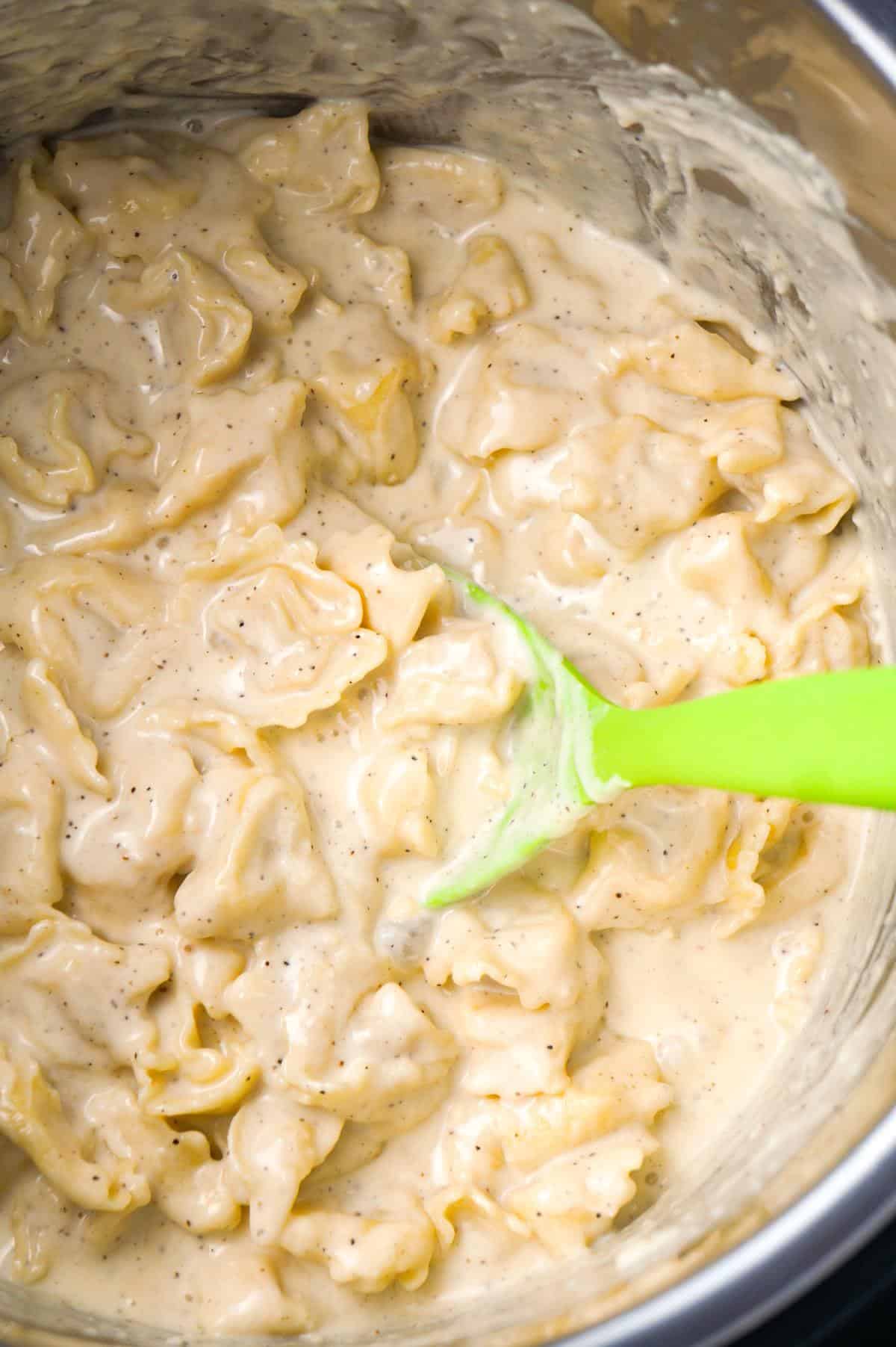 Instant Pot Tortellini Alfredo is a delicious pressure cooker pasta recipe made with refrigerated three cheese tortellini, garlic puree, heavy cream, mozzarella and Parmesan cheese.