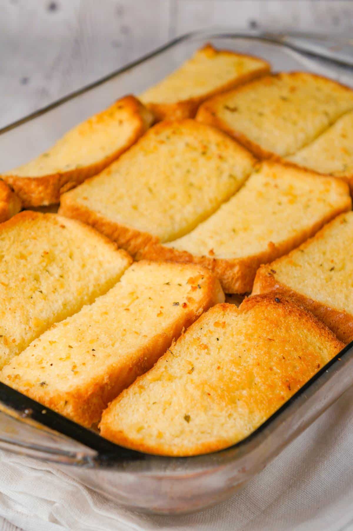 Chicken Parmesan Grilled Cheese Casserole is an easy dinner recipe with popcorn chicken, marinara sauce, mozzarella and Parmesan sandwiched between layers of garlic toast.