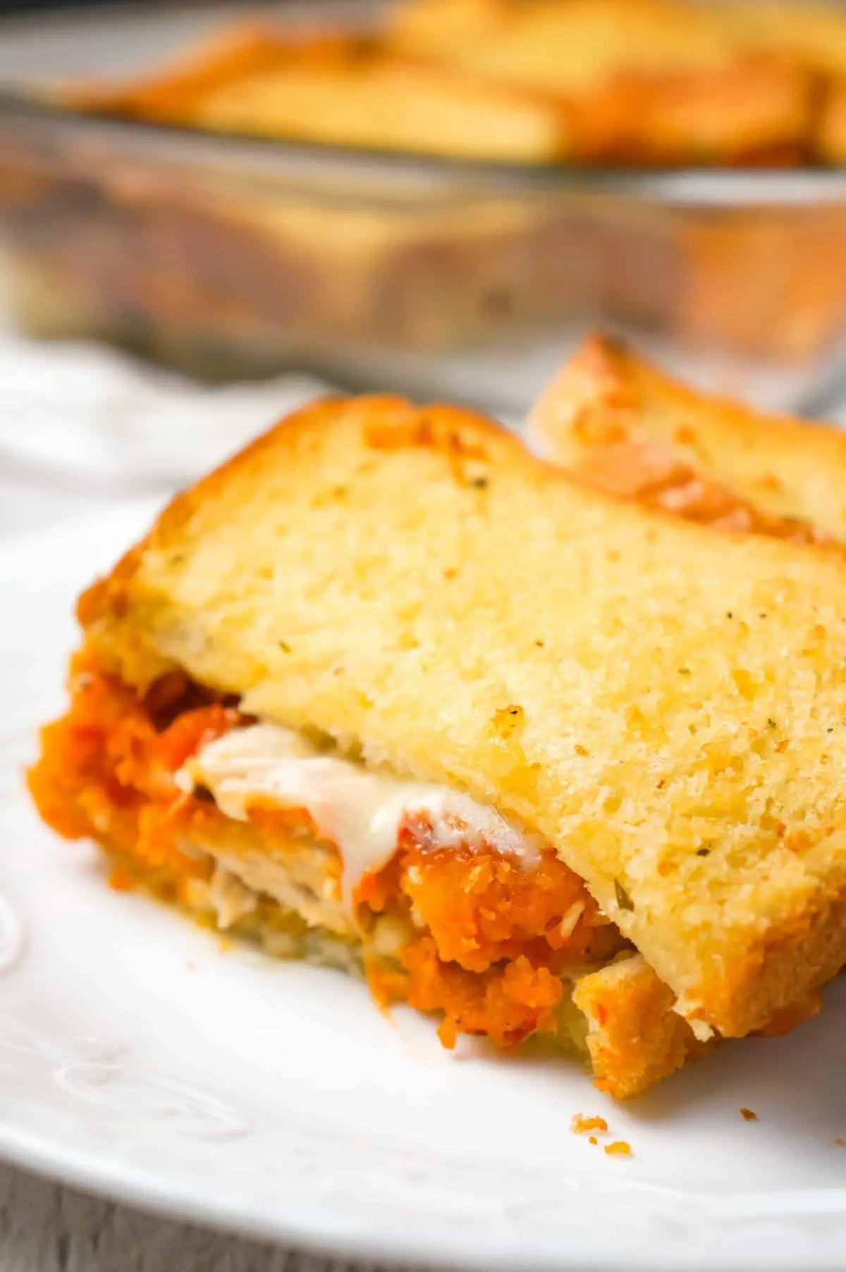 Chicken Parmesan Grilled Cheese Casserole is an easy dinner recipe with popcorn chicken, marinara sauce, mozzarella and Parmesan sandwiched between layers of garlic toast.