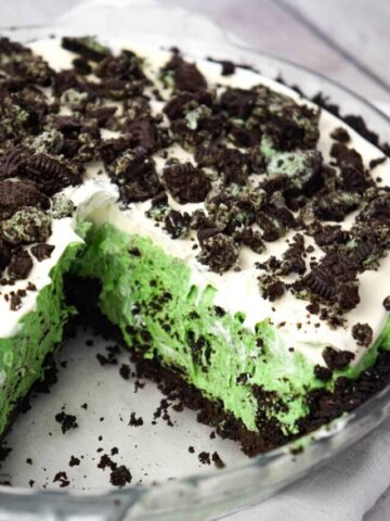 Mint Oreo Pie is an easy no bake dessert recipe with a creamy mint Oreo pudding filling, topped with Cool Whip, all in an Oreo crust.