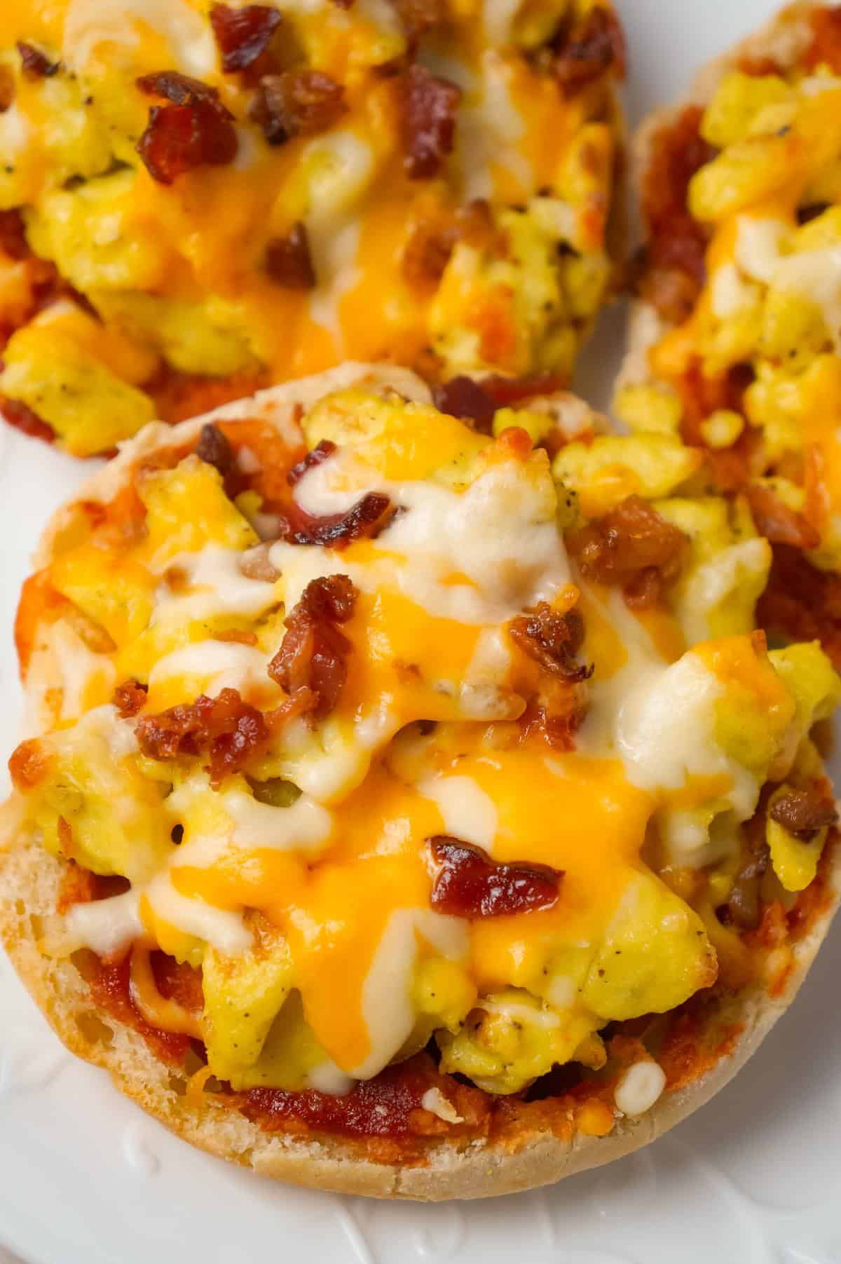 English Muffin Breakfast Pizzas are an easy breakfast or brunch recipe using English muffins and topped with Heinz chili sauce, scrambled eggs, crumbled bacon and shredded cheese.