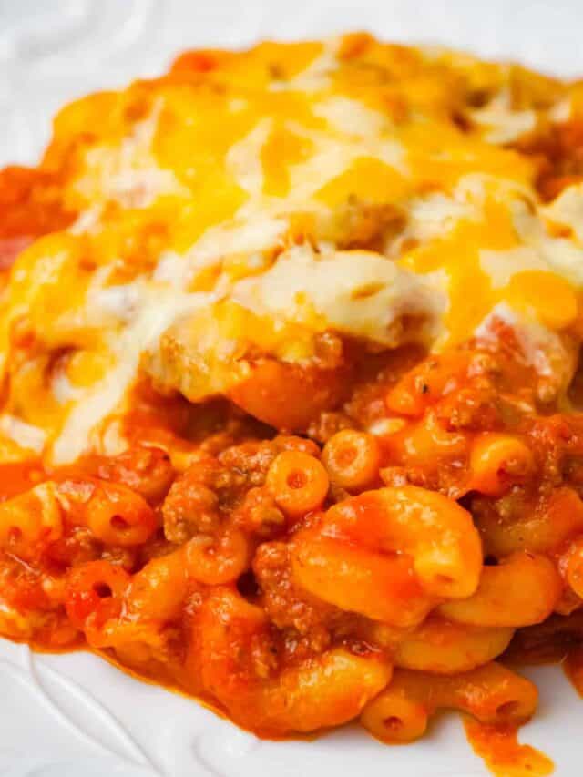 Baked Chili Mac and Cheese is an easy pasta recipe loaded with ground beef, tomato sauce, salsa and a shredded Tex Mex cheese blend.