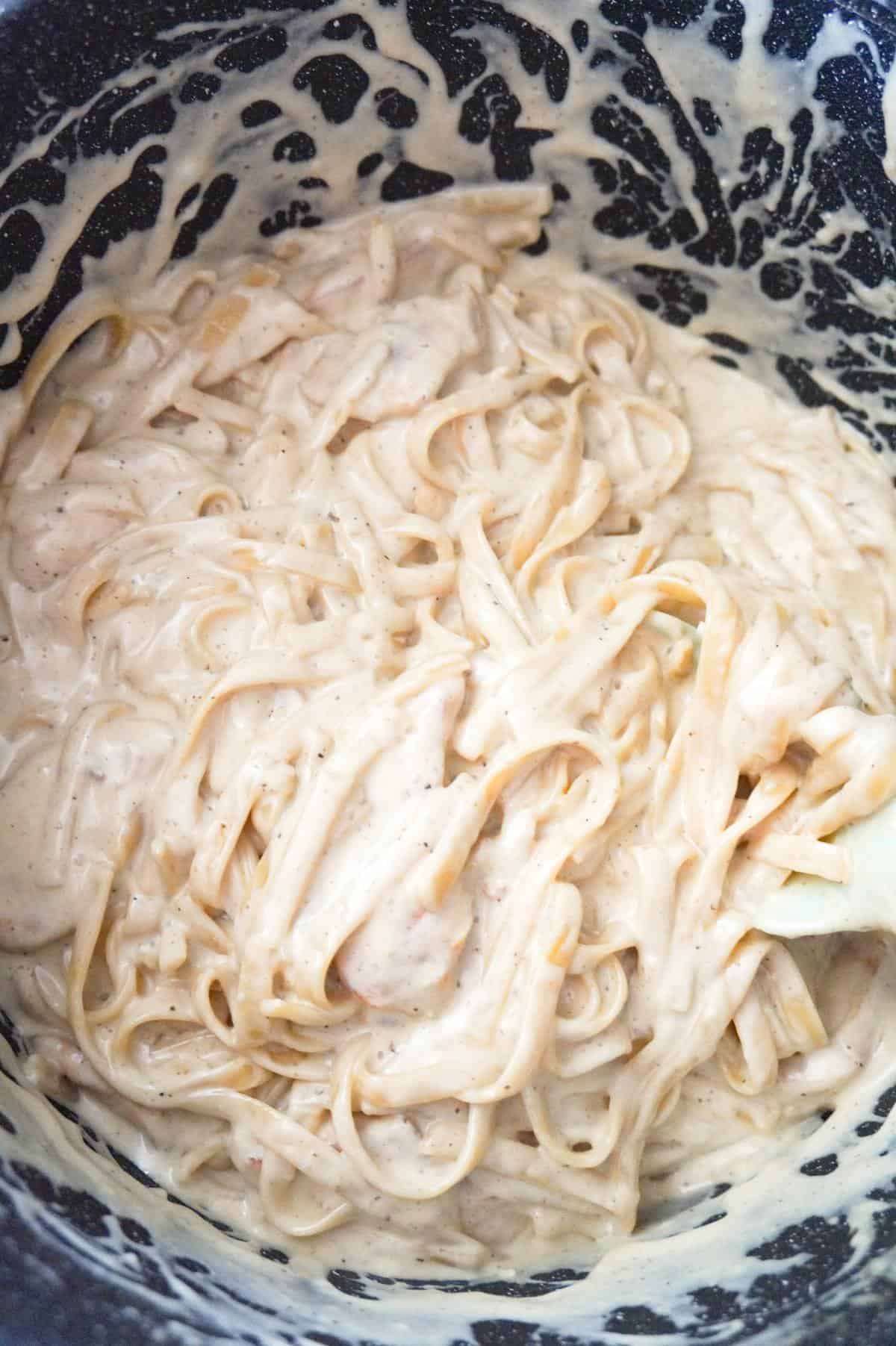 fettuccine alfredo with chicken in a large pot