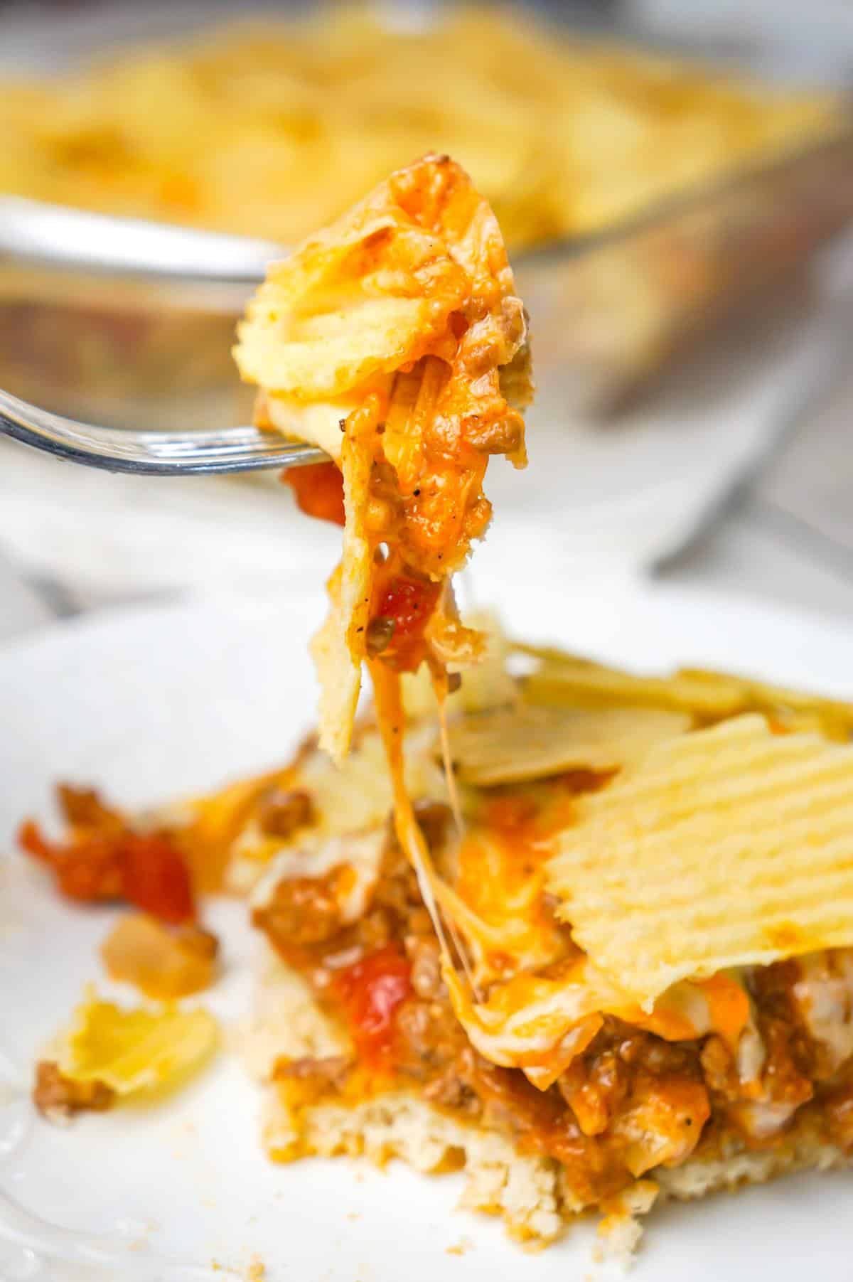Cheeseburger Casserole with Potato Chips is an easy ground beef dinner recipe with a Bisquick base loaded with hamburger meat, diced onions, tomatoes and cheese all topped with ruffled potato chips.