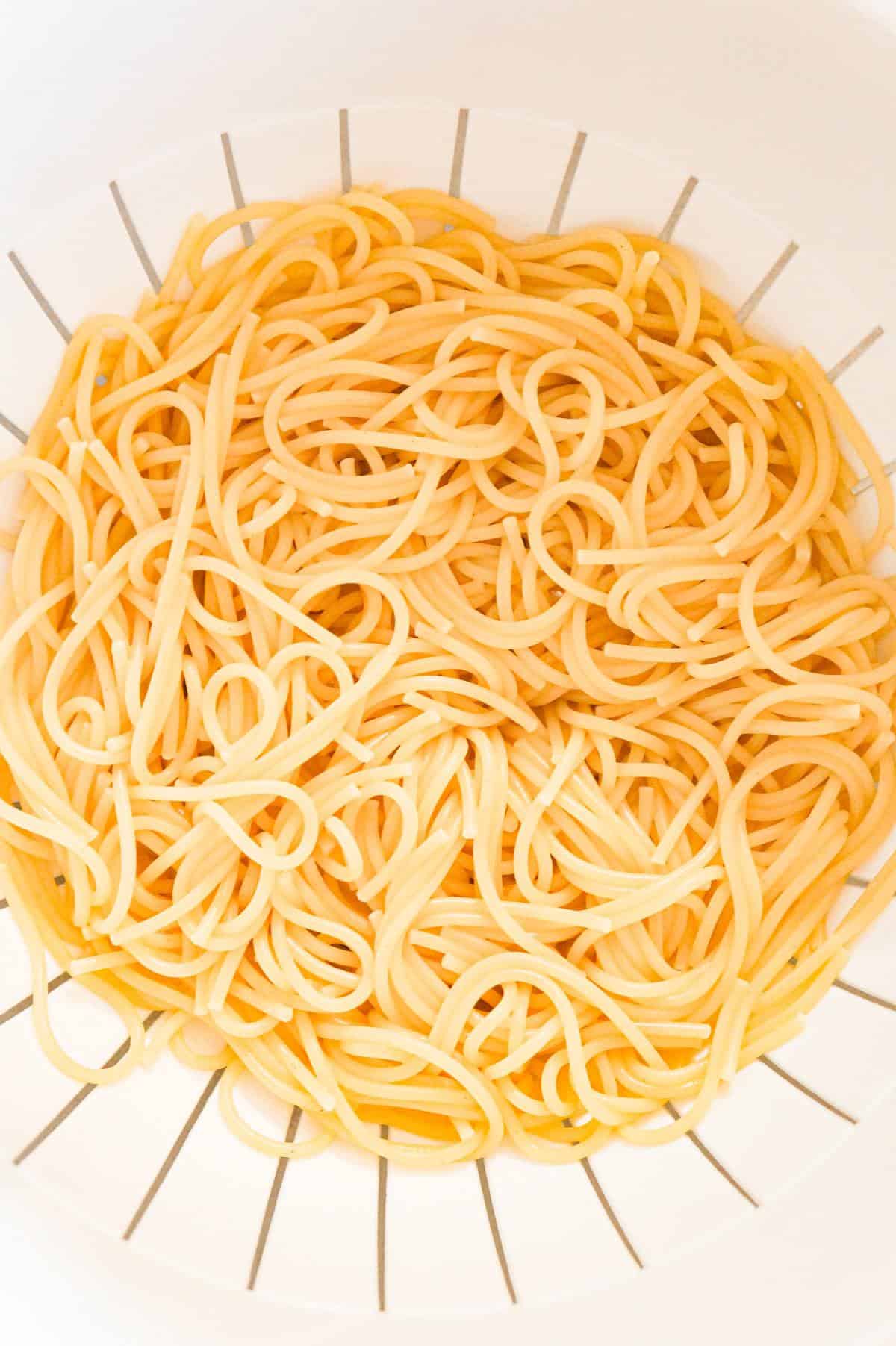 cooked spaghetti in a colander 