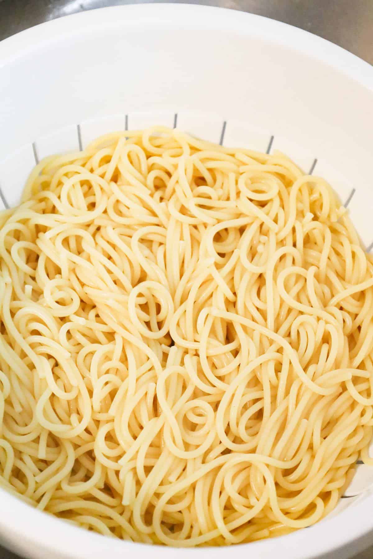 cooked spaghetti in a colander