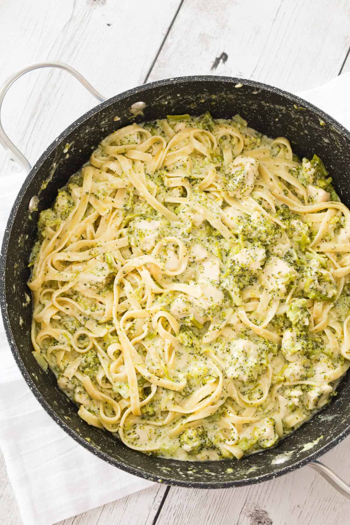 Chicken Broccoli Alfredo is a creamy garlic pasta dish loaded with chicken breast chunks, broccoli and parmesan cheese.