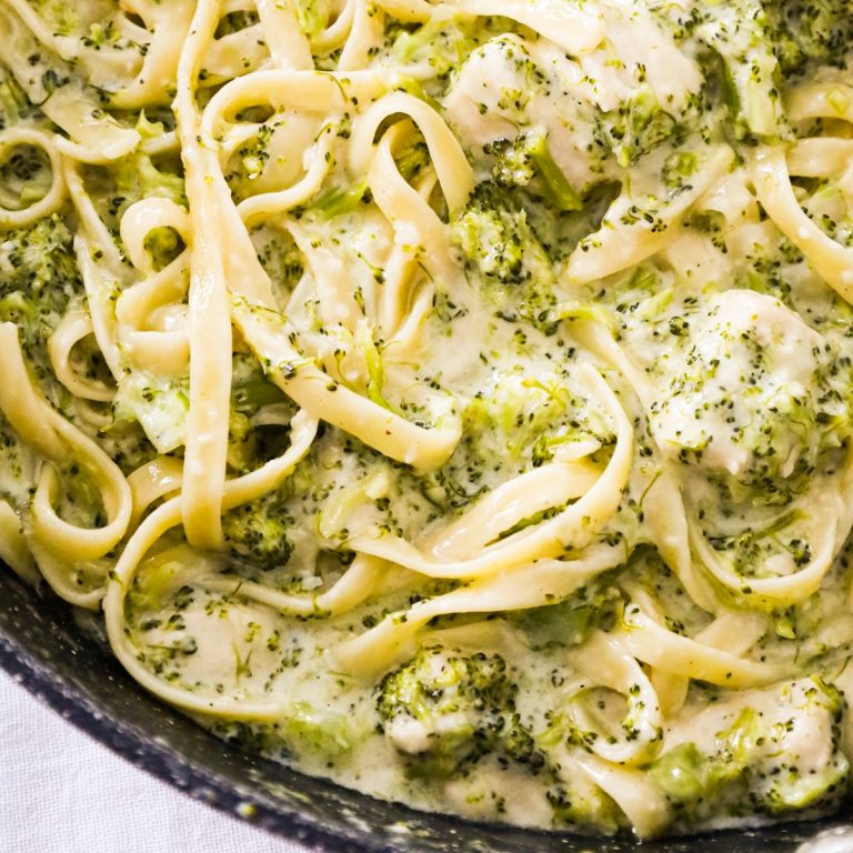Chicken Broccoli Alfredo is a creamy garlic pasta dish loaded with chicken breast chunks, broccoli and parmesan cheese.