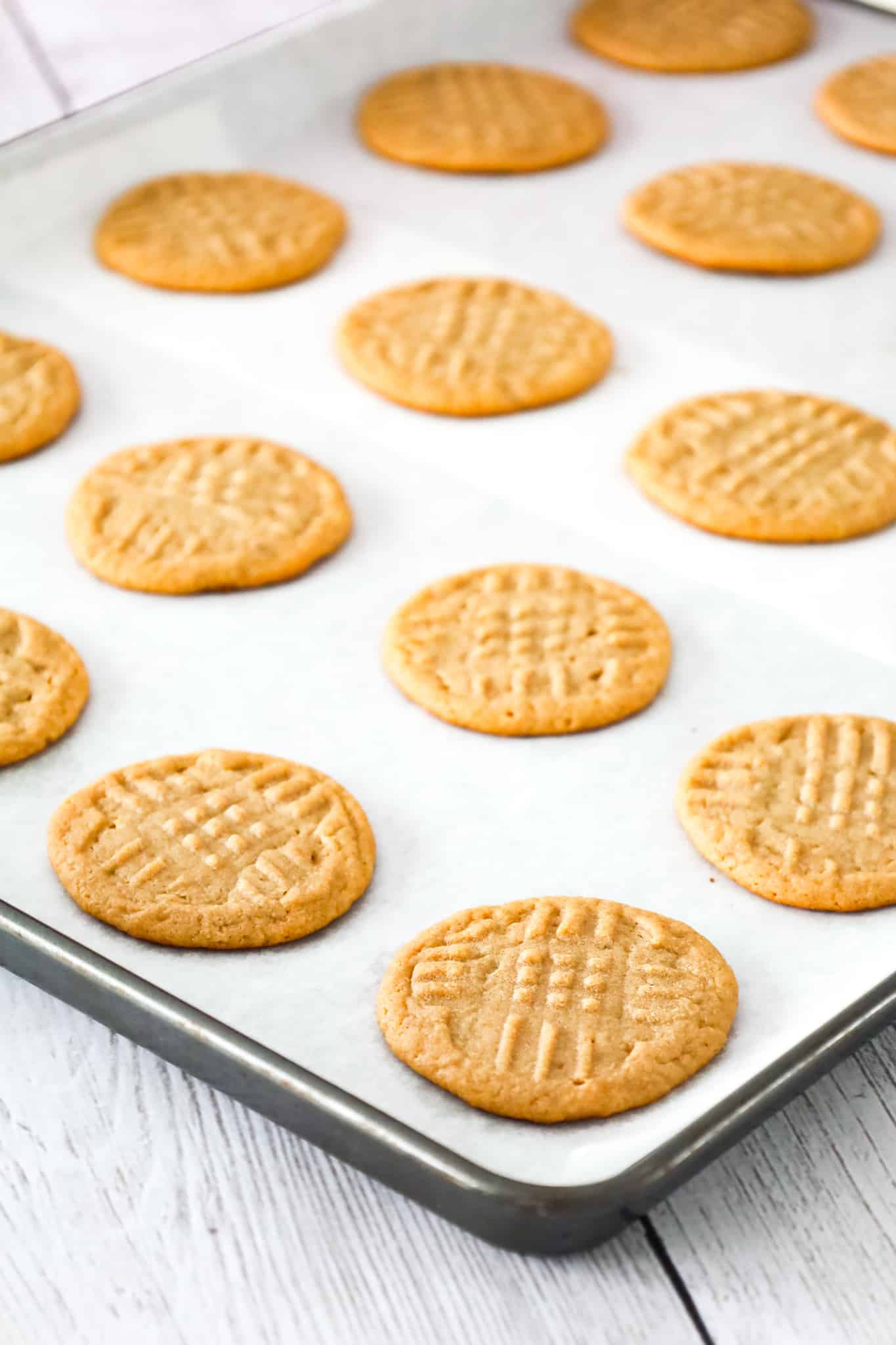 3 Ingredient Peanut Butter Cookies are chewy and delicious peanut butter cookies made using just peanut butter, brown sugar and an egg.