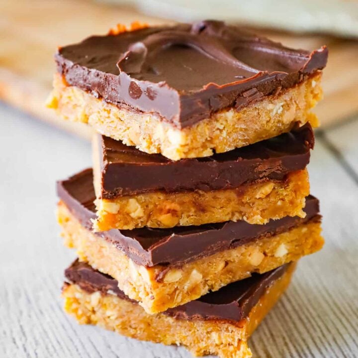 Peanut Butter Cornflake Bars are a decadent chocolate peanut butter dessert recipe made with corn syrup, crunchy peanut butter, crumbled cornflakes cereal and semi sweet chocolate chips.