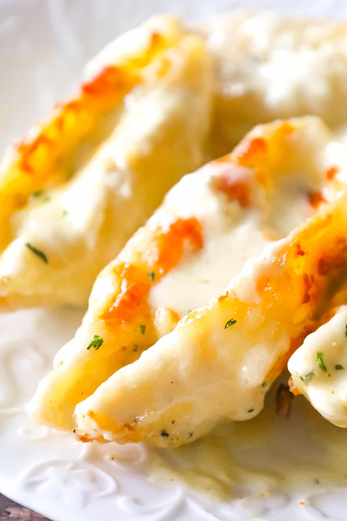 Chicken Alfredo Stuffed Shells are a delicious baked pasta recipe loaded with ricotta cheese, shredded chicken, mozzarella and parmesan all in a creamy garlic sauce.