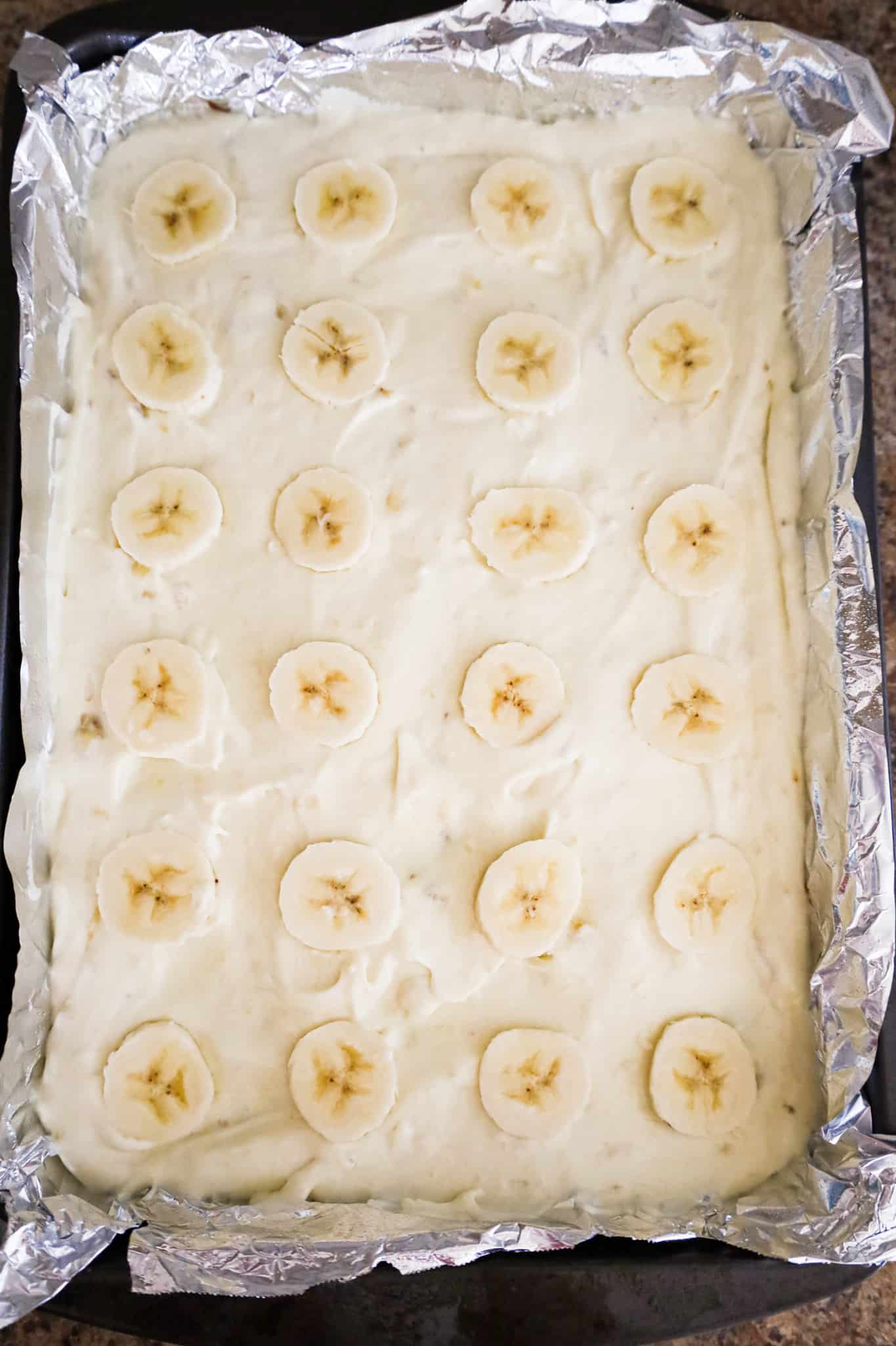 banana slices on top of banana pudding brownies