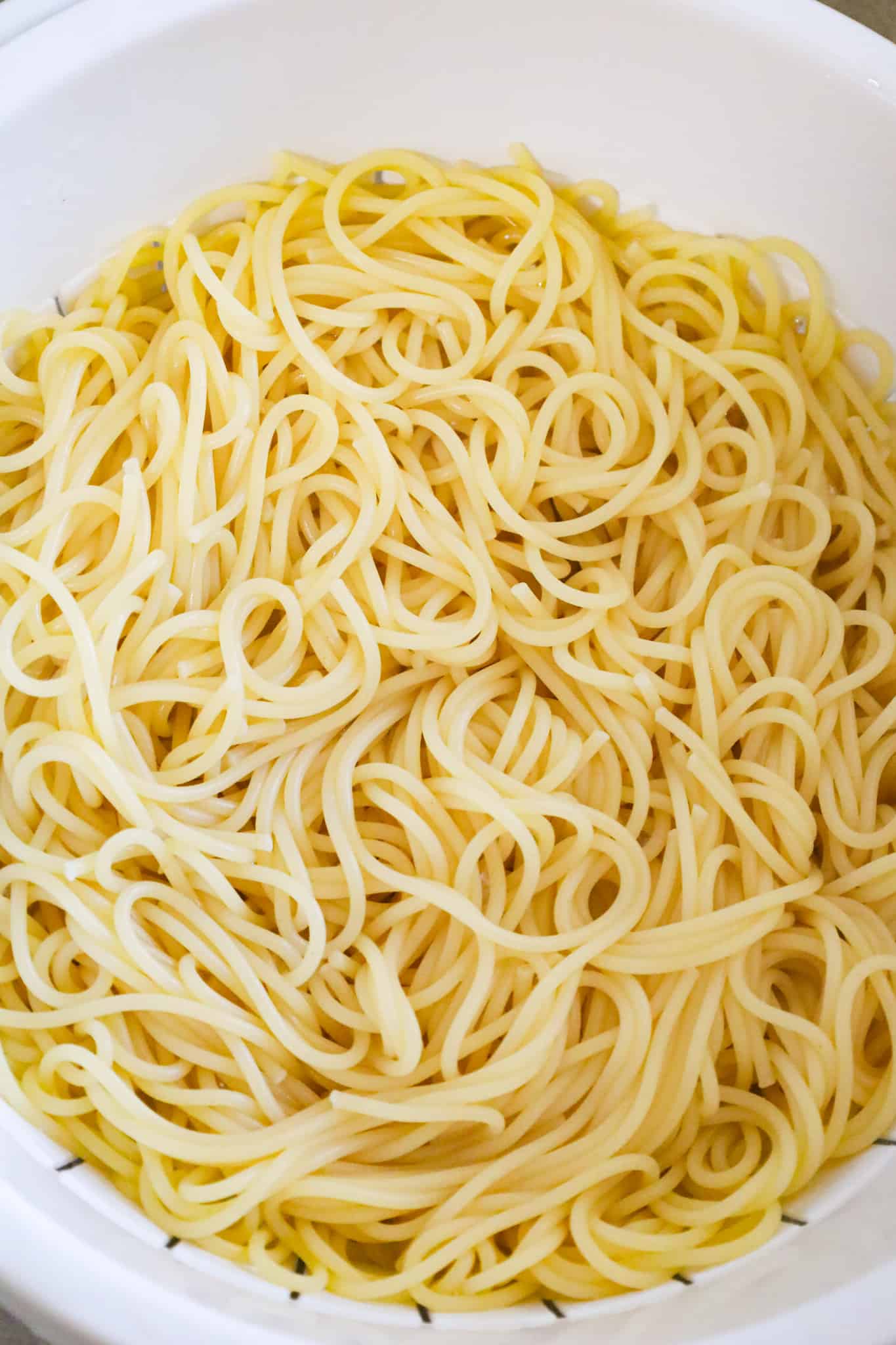 cooked spaghetti noodles in a colander