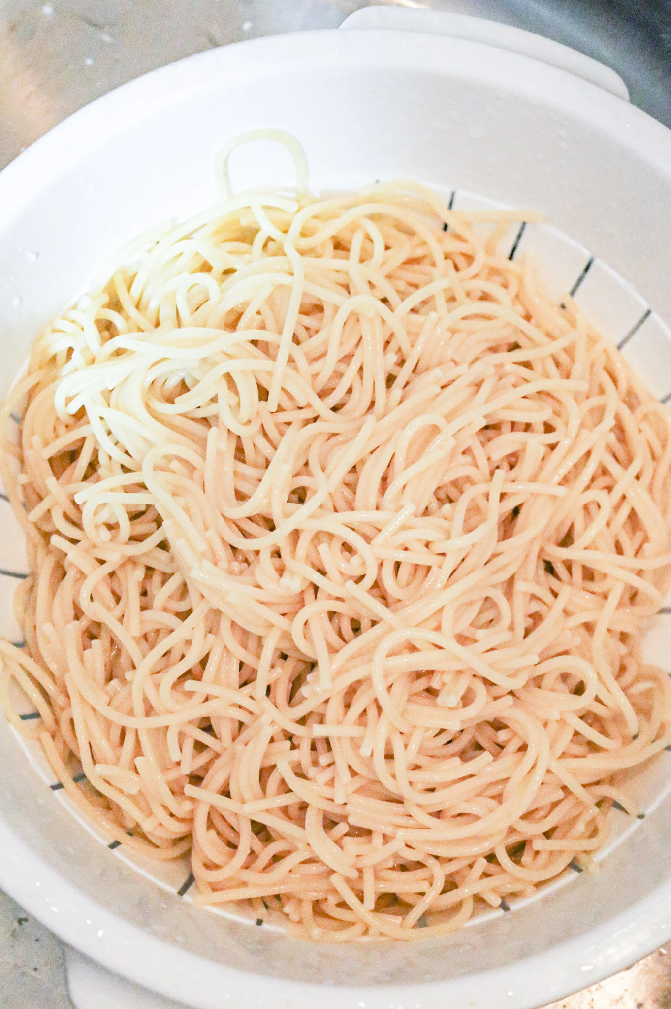 cooked spaghetti in a colander