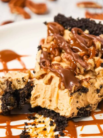 Turtle Pie is a delicious no bake cheesecake pie in an Oreo crust and loaded with caramel sauce, milk chocolate and chopped pecans.